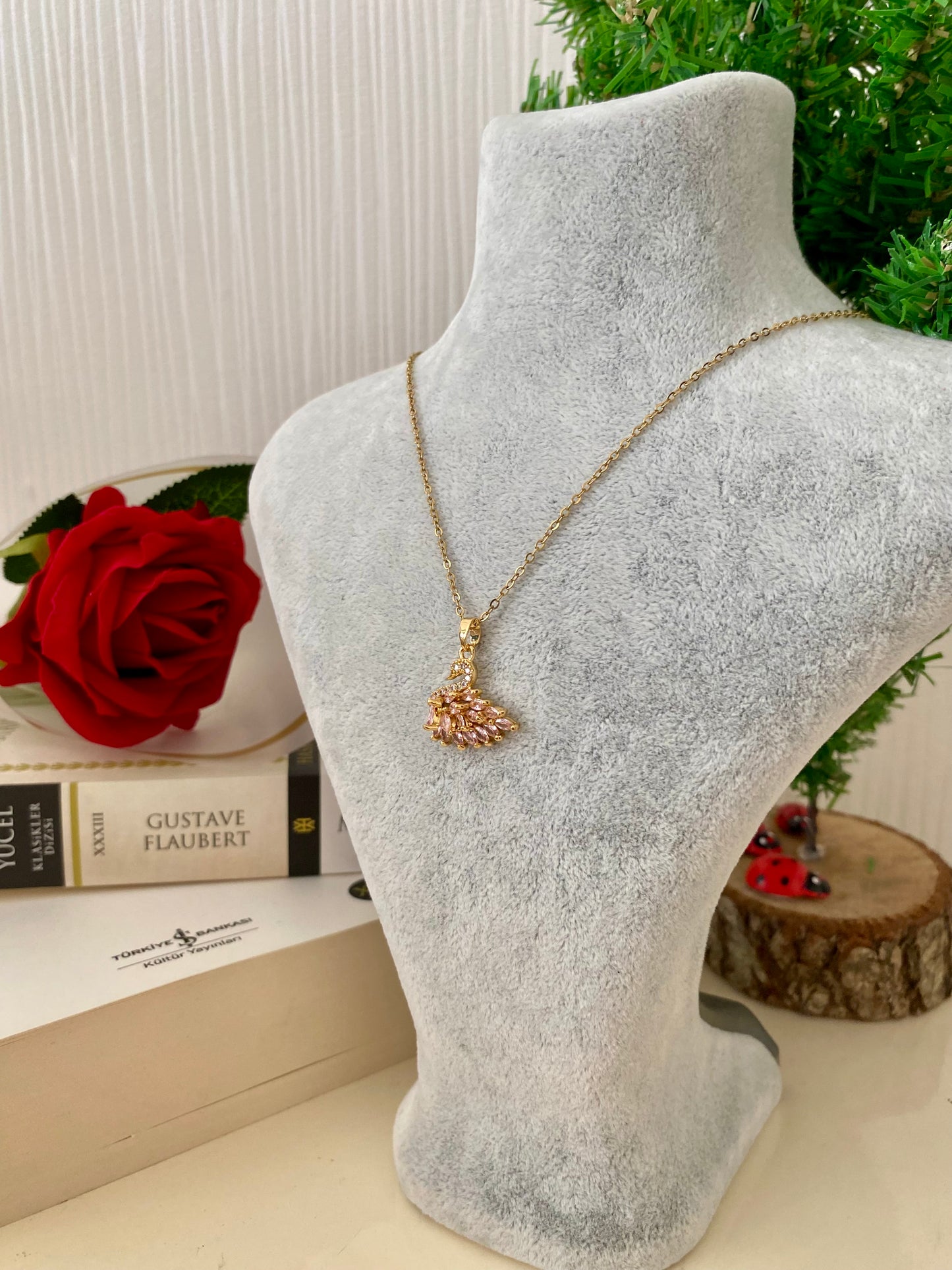 Çelik Pembe Kuğu Kolye